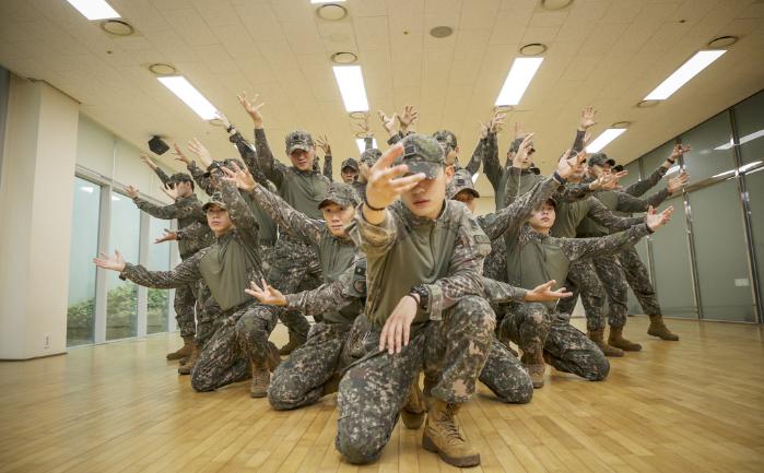 육군 특별공연팀이 제20회 지상군페스티벌에서 선보일 ‘K팝, 군가 메들리’ 춤을 연습하고 있다.