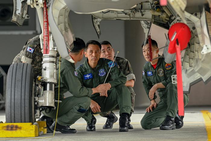 김형수 공군작전사령관이 17전투비행단 151비행대대에서 F-35A 운용현황을 보고받고 있다. 부대 제공