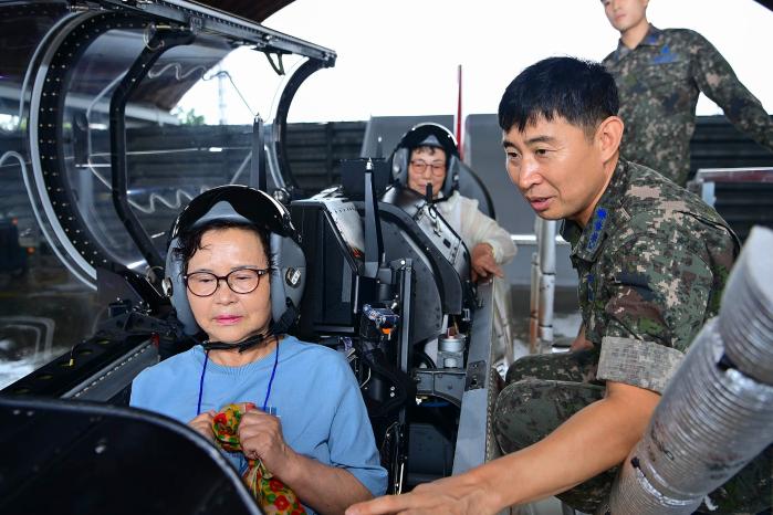 공군3훈련비행단을 방문한 지역 주민이 KT-1 항공기 탑승 체험을 하고 있다. 사진 제공=이용욱 하사