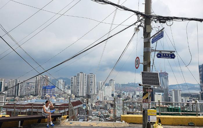 이바구길 골목 정상에서 내려다본 부산 동구의 전망. 산비탈에 집들이 서로 기댄 듯 다닥다닥 붙어 있다.