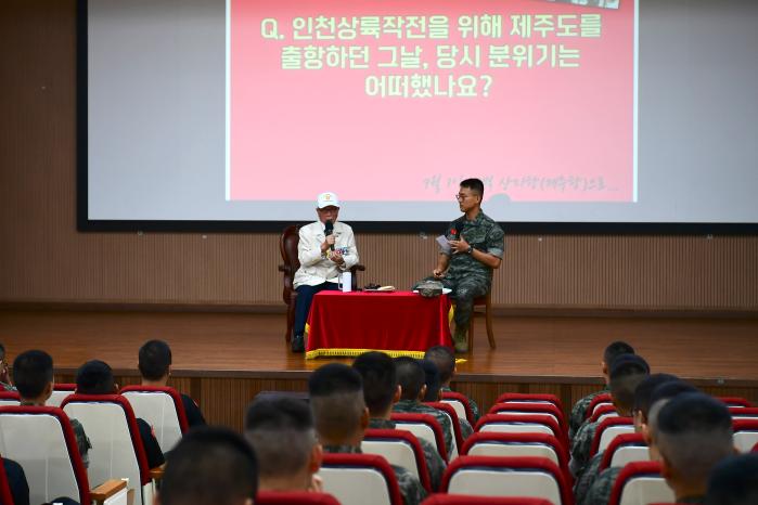 송치선 6·25참전유공자회 제주지부장이 11일 해병대9여단 한라관에서 인천상륙작전과 서울탈환작전에 대한 강연을 하고 있다. 사진 제공=김가원 하사