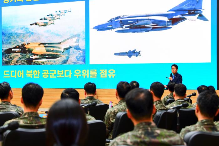 12일 계룡대 공군본부 대회의실에서 허린 국방과학연구소 박사가 ‘우리 공군의 어제, 오늘, 그리고 내일’을 주제로 강연하고 있다. 공군 제공