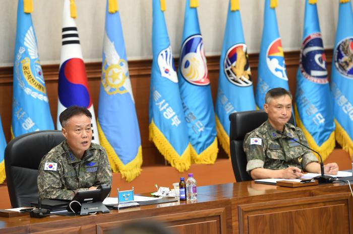 김준호(왼쪽) 공군공중전투사령관이 12일 부대 대회의실에서 열린 비행단 전술토의에서 발언하고 있다. 부대 제공