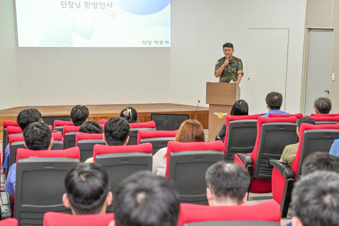 12일 박흥재 공군8전투비행단장이 비행단을 찾은 초급간부 가족들에게 환영인사를 하고 있다. 사진 제공=한윤창 하사