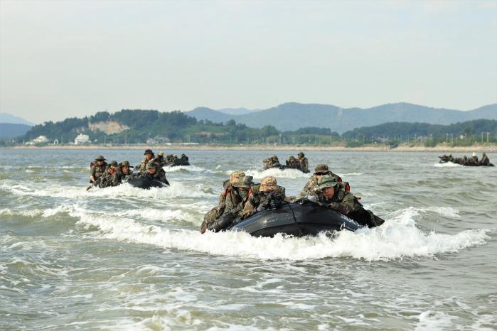 육군수도군단 특공연대 장병들이 야외 집중전술훈련 중 강상침투훈련 절차를 숙달하고 있다. 부대 제공