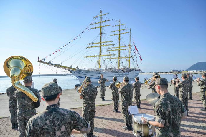 인도네시아 해군 실습함 비마수치함이 지난 13일 군악대의 환영을 받으며 부산작전기지로 입항하고 있다. 사진 제공=박보훈 중사