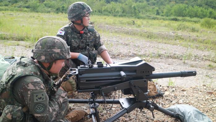 지난 12일 경북 포항시 수성사격장에서 육군2작전사령부가 개최한 K4 고속유탄기관총 사격 훈련 중 교육생들이 사격을 하고 있다. 부대 제공