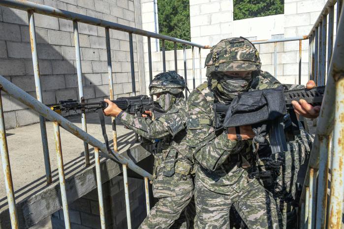 해병대6여단 61대대 장병들이 중대급 전술훈련의 하나로 진행된 도시지역작전 훈련에서 소대별 전투를 하고 있다. 사진 제공=박형정 상사