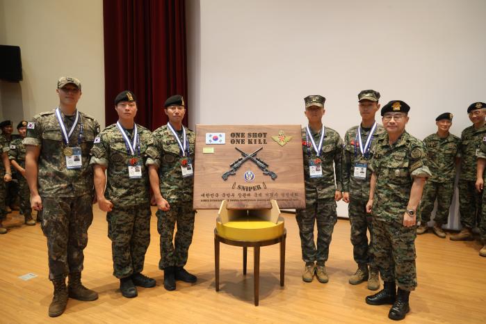 곽종근(맨 오른쪽) 특수전사령관과 분야별 1위 선수들. 육군 제공