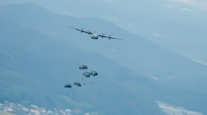 공군 항공특수통제사들이 미 C-130 수송기에서 이탈해 강하하고 있다. 사진 제공=김영빈 상병