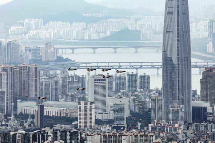 서울 도심 상공 가로질러 건군 76주년 국군의 날을 앞두고 19일 오후 서울 도심 상공에서 공군 F-35A 전투기 편대가 공중분열 비행연습을 하고 있다. ‘강한 국군, 국민과 함께’를 주제로 열리는 올해 국군의 날 행사는 오는 10월 1일 서울공항 기념식과 숭례문~광화문 일대 시가행진으로 나눠 진행된다. 조종원 기자