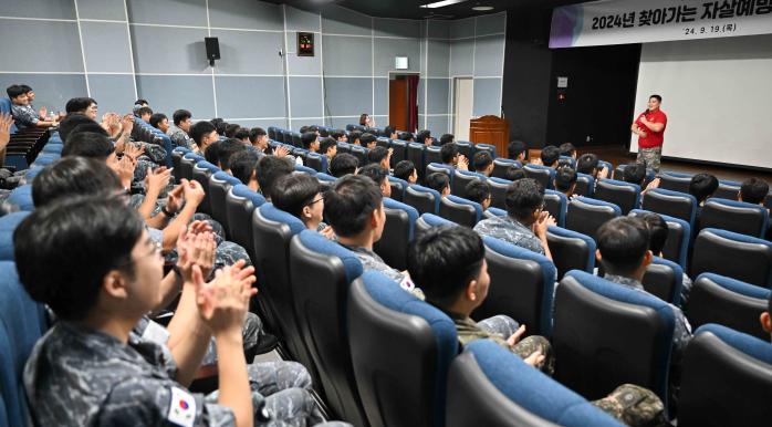 19일 진해 군항 충무복지관 소강당에서 개그맨 박경호 씨가 ‘군에서 미래를 그리는 방법’을 주제로 강연하고 있다. 해군 제공