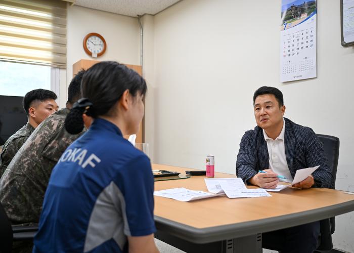 임태홍 운동처방연구관이 장병들에게 맞춤형 운동법을 제시하고 있다.