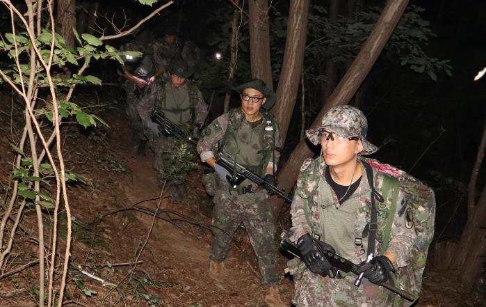 육군7기동군단 강습대대 장병들이 산악 지역 극복을 위해 100㎞ 주야간 전술행군을 하고 있다. 사진 제공=최정혁 소위