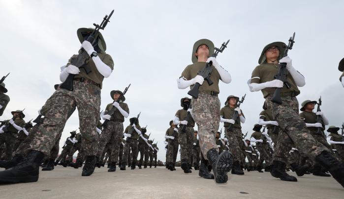 건군 76주년 국군의 날 행사에 참가하는 각 군 사관학교 생도들과 장병들이 지난 13일 서울공항에서 열린 종합예행연습에서 대열을 맞춰 입장하고 있다.