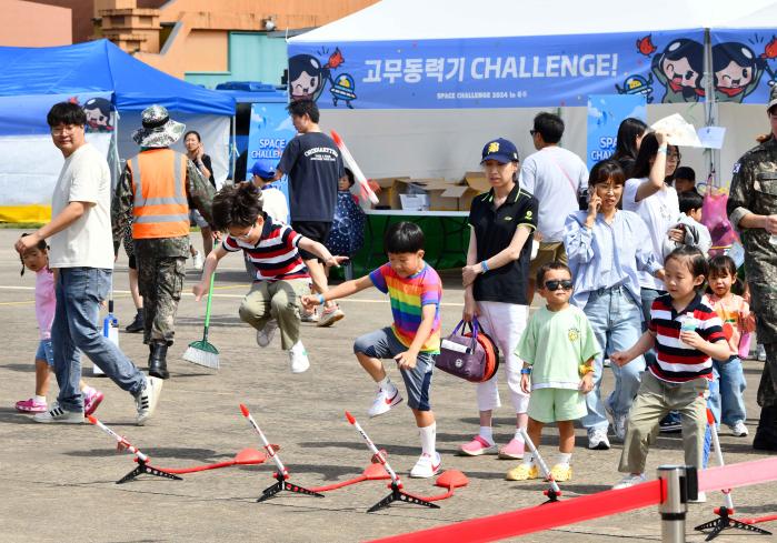 공군이 전국 5개 지역에서 개최한 ‘스페이스 챌린지 2024’가 22일 성황리에 마무리됐다. 사진은 이날 ‘스챌 in 충주’에서 물로켓 체험을 하는 아이들(왼쪽)과 지난 7일 ‘스챌 in 광주’ 개회식에서 고무동력기를 날리는 조종사와 어린이들. 공군 제공