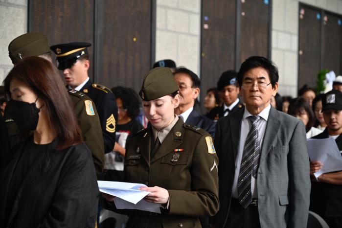 한미 관계자들이 21일 서울 용산구 전쟁기념관에서 열린 ‘한국전쟁 미군 포로 및 실종자 인식의 날 행사’에 참석한 모습. 주한미군전우회(KDVA) 코리아챕터 제공