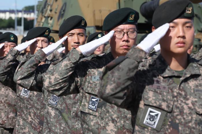 출정식을 주관한 박안수 육군참모총장에게 거수경례하는 장병들.