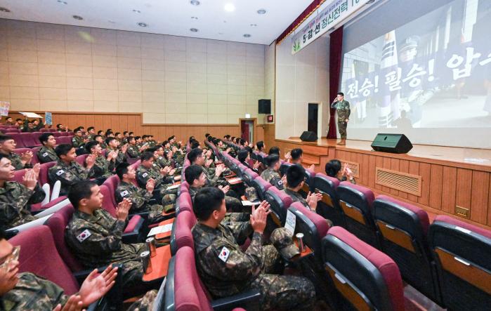 24일 계룡대에서 열린 육군 톱 교관 경연대회에 참석한 장병들이 발표를 경청하며 박수 치고 있다. 육군 제공