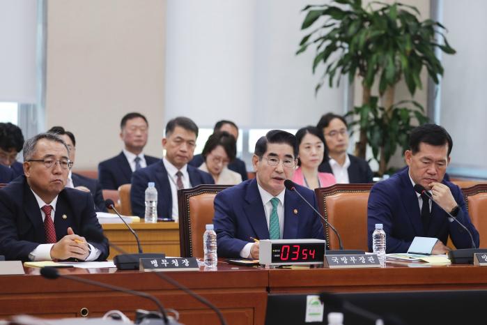 김용현(가운데) 국방부 장관이 25일 국회 국방위원회 전체회의에서 의원 질의에 답변하고 있다. 이경원 기자