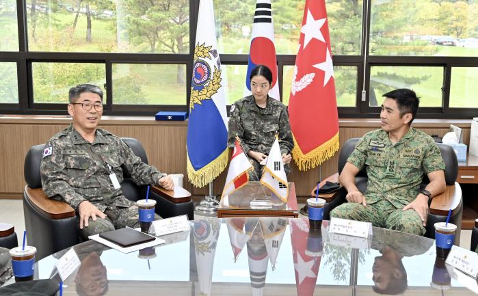 26일 계룡대 육군본부에서 열린 한국·싱가포르 예비전력 발전토의에서 정학승(왼쪽) 육군 동원참모부장과 딘익옌 싱가포르 예비전력참모부장이 예비군훈련장 현대화 교류와 관련해 대화를 나누고 있다. 육군 제공