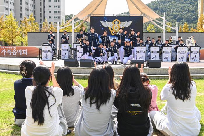 가을바람 가르고 도착한 ‘공군의 선율’ ‘국군의 심장’ 충남 계룡의 가을밤이 아름다운 군악 선율로 물들었다. 공군은 ‘군인가족의 날(27일)’을 하루 앞둔 26일 저녁 계룡지역 관사 해미르아파트 야외 공연장에서 군인가족들을 초청해 ‘계룡대 가족음악회’를 열었다. 음악회는 장병들의 든든한 지원군인 군인가족에게 감사의 마음을 전하기 위해 마련됐다. 조대곤(대위) 공군작전사령부 근무지원단 군악대장이 지휘를, 공군본부 군악대 임동현(배우 이도현) 상병이 사회를 맡았다. 공연은 군악연주·성악·사물놀이·마술공연 등으로 이뤄졌다. 사진은 리허설 공연 모습. 공군 제공