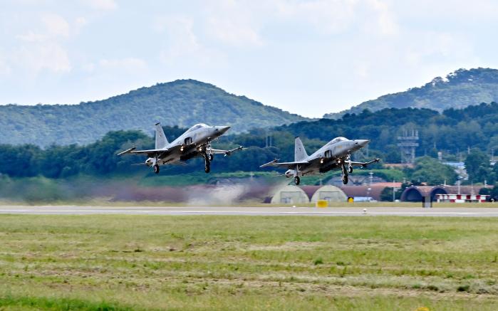 공군10전투비행단 F-5 전투기 편대가 ‘24-3차 ORE’에서 이뤄진 긴급귀환 훈련을 위해 이륙하고 있다. 사진 제공=최지원 하사