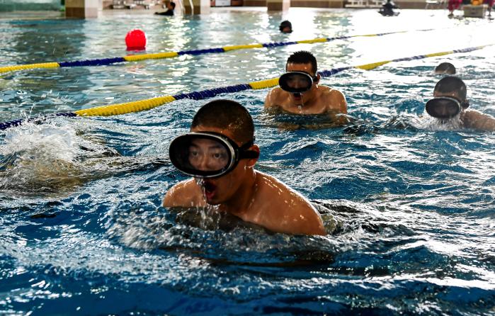 수중 침투 훈련에 나선 해병대2사단 수색대원들이 훈련장에서 수중 영법을 숙달하고 있다. 부대 제공