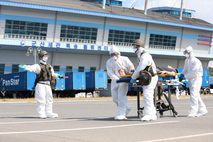 26일 육군35보병사단 장병들이 핵·WMD 사후관리훈련에서 부상 당한 장병을 이송하고 있다. 부대 제공