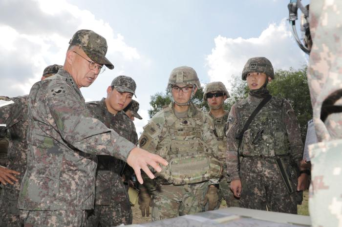 강호필(맨 왼쪽) 지상작전사령관 직무대리가 지구사 대화력전 야외기동훈련에 참가한 미 210포병여단 현장지휘소를 방문해 작전 지도를 하고 있다. 부대 제공