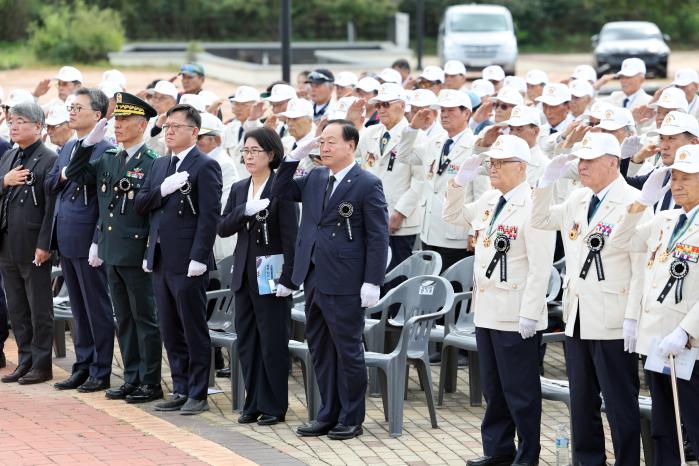 국회 국방위원회 한기호 의원과 김진성(소장) 육군6보병사단장 등 주요 참석자들이 경례하고 있다.