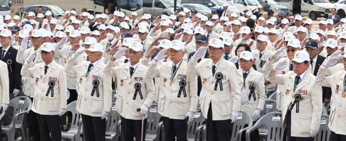 26일 강원도 철원군 평화문화광장에서 열린 ‘철의 삼각지대 전투 전몰장병 추모제’에서 6·25전쟁 참전유공자들이 국기에 대한 경례를 하고 있다. 조종원 기자