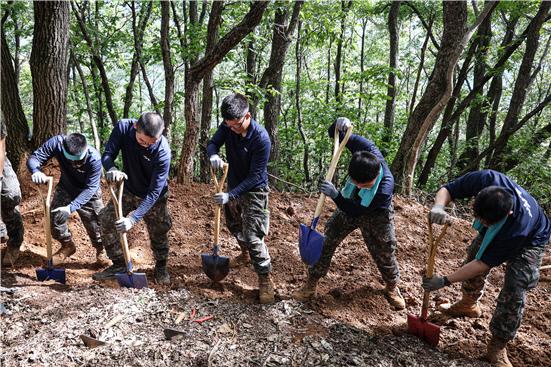 육군37보병사단 중원여단 장병들이 충북 단양군 단양읍 고수리 431고지 일대에서 유해발굴 작전을 펼치고 있다. 부대 제공