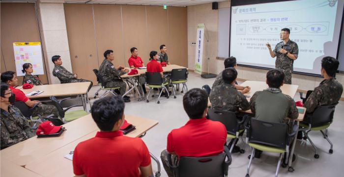 공군교육사령부 훈육관 및 교육관계관들이 양성교육과정 훈육발전 워크숍에서 관련 내용을 토의하고 있다. 사진 제공=정준혁 하사