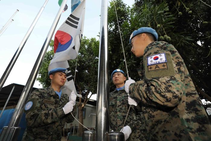 한빛부대 16진 장병들이 부대 국기게양식에서 태극기를 남수단 하늘 높이 올리고 있다. 