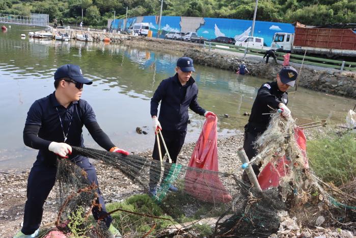 해군8전단 장병들이 창원해경과 해양정화활동을 하고 있다. 부대 제공