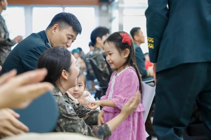 육군56보병사단 군인가족의 날 행사에 참석한 장병과 가족들이 즐거운 시간을 보내고 있다. 부대 제공