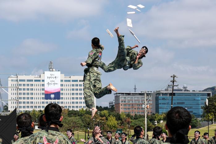 지난 27일 서울 용산구 용산어린이정원에서 열린 군문화 페스타에서 육군2군단 장병들이 태권도 격파 시범을 선보이고 있다. 김병문 기자