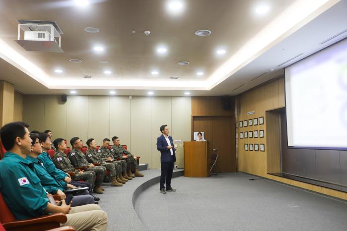 육군31보병사단 지휘관·참모들과 관계기관장들이 국가중요시설 및 군사기지 방호에 대한 효율성 제고를 위해 협조 토의를 하고 있다. 부대 제공