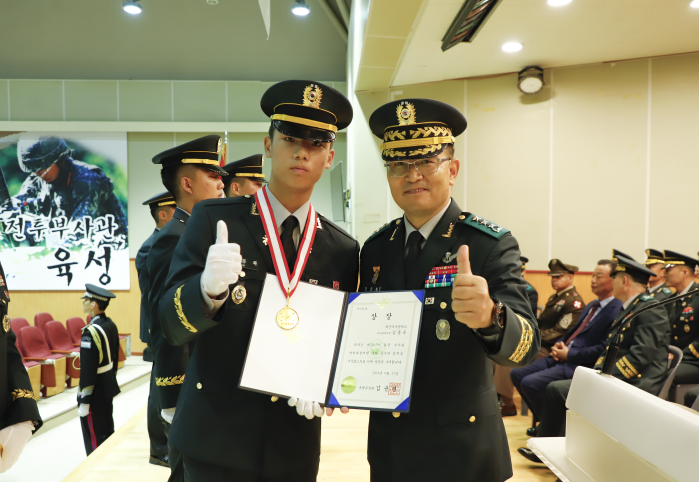 정진팔(앞줄 오른쪽) 육군교육사령관이 지난 27일 열린 육군부사관학교 양성 24-3기 임관식에서 국방부장관상을 수상한 김동욱 하사와 기념사진을 촬영하고 있다. 사진 제공=이경희 대위