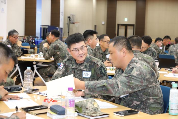 육군22보병사단이 개최한 원사계급 리더십 교육에서 참석자들이 교육을 받고 있다. 부대 제공