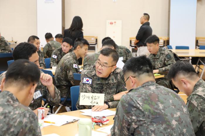 육군22보병사단이 개최한 원사계급 리더십 교육에서 참석자들이 교육을 받고 있다. 부대 제공