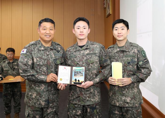 임상진(앞줄 맨 왼쪽) 육군23경비여단장이 ‘철별 군가·합창·제식 탑팀 경연대회’에서 1위에 선정된 한재소초 장병들에게 상장, 포상금, 포상휴가증을 수여한 뒤 기념사진을 촬영하고 있다. 부대 제공