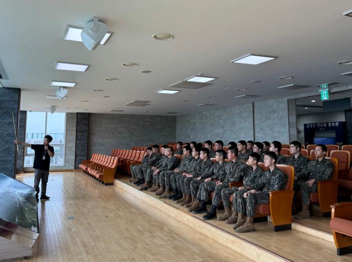 육군22보병사단 쌍호여단 장병들이 강원도 고성군 통일전망대에서 열린 안보견학 시간에 해설사로부터 설명을 듣고 있다. 부대 제공