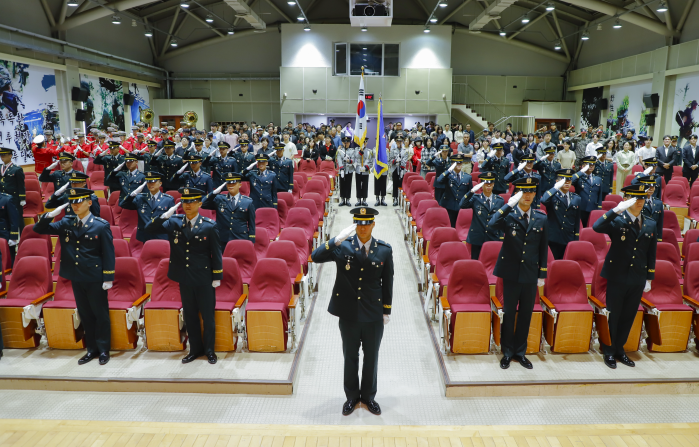 지난 27일 열린 육군부사관학교 양성 24-3기 임관식에서 신임부사관들이 경례하고 있다. 사진 제공=이경희 대위