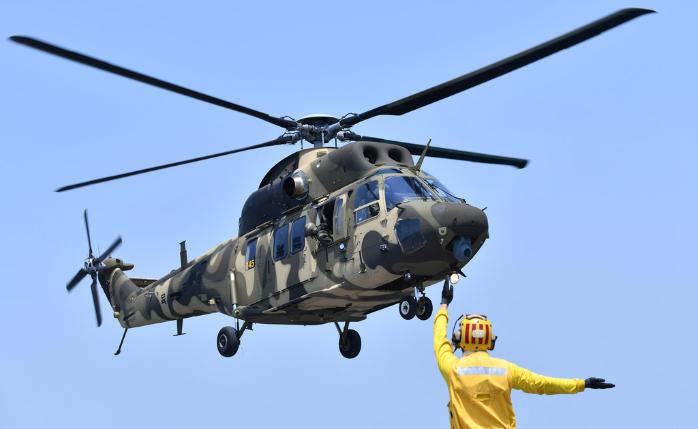 합동 해상작전능력 향상을 위한 첫 해상 이·착함 자격 훈련에서 육군2작전사령부 수리온 헬기가 해군 독도함에 착함하고 있다.