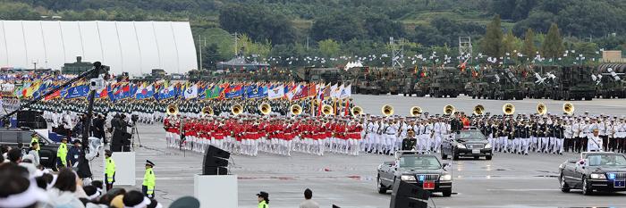 1일 경기도 성남시 서울공항에서 열린 ‘건군 76주년 국군의 날’ 기념식에서 국군 장병들이 힘차게 분열하고 있다.