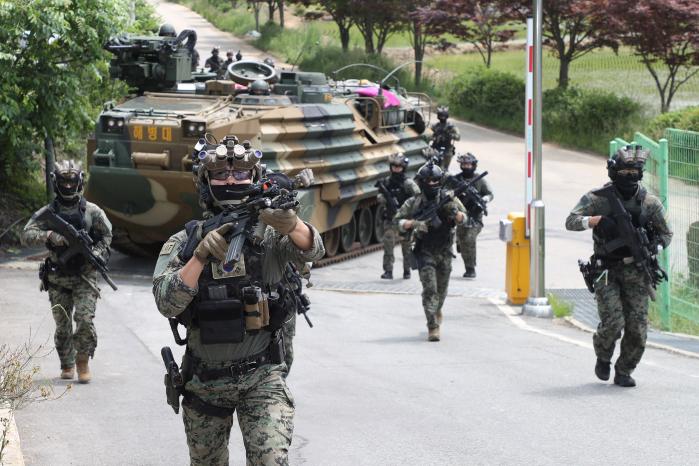 육군특수전사령부 장병들과 해병대 상륙돌격장갑차가 투입된 합동 도서방어 종합훈련.