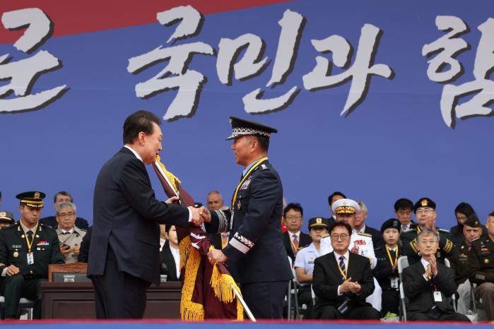 윤석열 대통령이 1일 경기도 성남시 서울공항에서 열린 건군 76주년 국군의 날 기념식에서 진영승 초대 전략사령관에게 부대기를 수여하고 있다. 이경원 기자