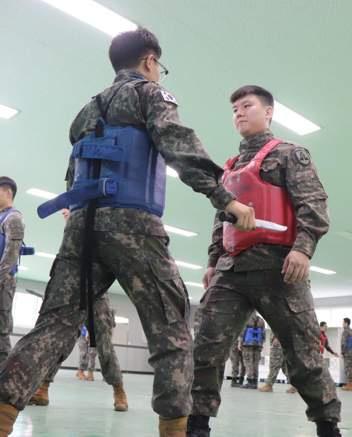 육군52보병사단 독수리여단 근접전투훈련에 참가한 장병들이 대검을 활용한 공격·방어술을 숙달하고 있다. 부대 제공